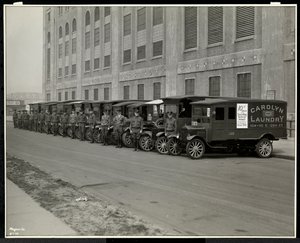 Eine Reihe von Lieferwagen, die vor der Carolyn Laundry in der 111 East 128th Street, East Harlem, New York, 1929, geparkt sind