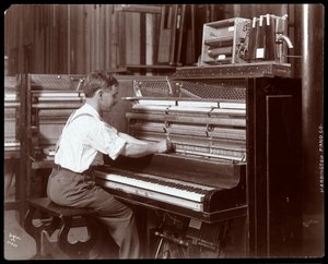 Ein Mann arbeitet in der Harrington Piano Co. Fabrik, 1907