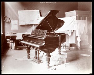 Ein Klavier der Hazelton Brothers Piano Co. an der University Place, New York, 1898 von Byron Company