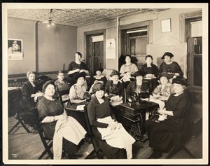 Nähkreis von Frauen in der 115 East 101st Street, East Harlem, New York, 1920
