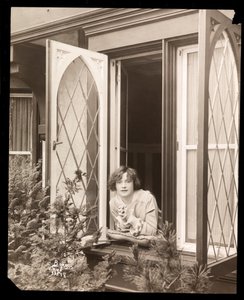 Anne Murdock zu Hause, ca. 1915 von Byron Company
