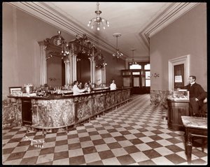 Bar im Gilsey House, Broadway und 29th Street, New York, 1900 oder 1901