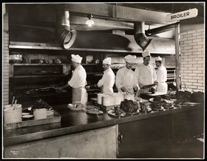 Köche am Grill in der Küche des Hotel Commodore, 1919