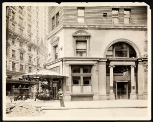 Blumenstand und Eingang zum Hotel Imperial Cafe an der Broadway und 32nd Street, New York, ca. 1905 (Silbergelatineabzug) von Byron Company