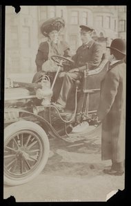 Hattie Williams sitzt mit Fahrer in einem der ersten Automobile von New York City, New York, 1890-1910 von Byron Company