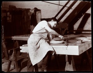 Mann arbeitet in der Hardman, Peck und Co. Klavierfabrik, New York, 1907