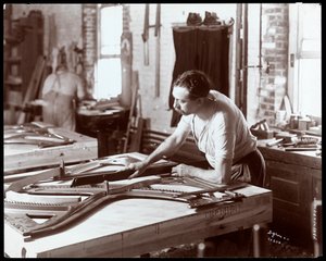 Mann arbeitet in der Hardman, Peck und Co. Klavierfabrik, New York, 1907