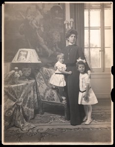 Mrs. Clarence Mackay mit ihren Kindern in Harbor Hill, Long Island, um 1905