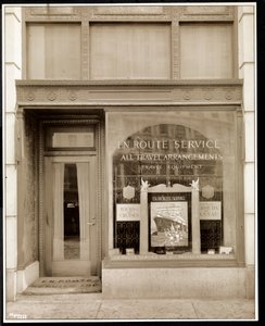 Schaufenster von En Route Service, Inc., im Savoy Plaza Hotel, 59th Street und 5th Avenue, New York, 1928 (Silbergelatineabzug)
