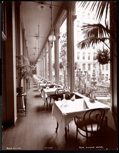 Die Veranda im Park Avenue Hotel, 1901 oder 1902