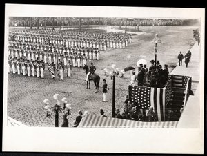 Ansicht von Prinzessin Eulalia von Spanien, die das 7. Regiment bei der Columbus-Feierparade im Savoy Hotel, New York, 1899, überprüft (Silbergelatineabzug) von Byron Company