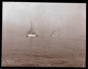 Ansicht einer Karawane von US-Kriegsschiffen im Hudson River im Nebel während des Besuchs von Prinz Louis von Battenberg, 1905 von Byron Company