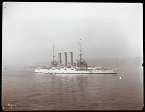 Ansicht eines Militärschiffs, vermutlich auf dem Hudson River in der Nähe von West Point beim Besuch von Prinz Louis von Battenberg, 1905