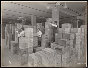 Ansicht von Männern im Versandraum bei Parke, Davis und Co., Chemiker, Hudson und Vestry Streets, New York, 1910