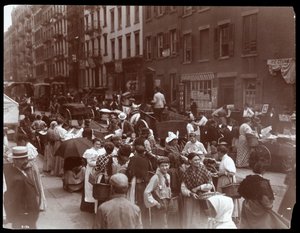 Ansicht der Menge und Händler auf der Hester Street, New York, 1899 von Byron Company