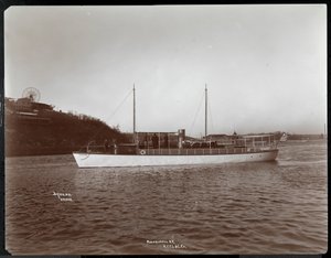 Ansicht der Yacht Mousquetaire der New York Yacht, Launch und Engine Co. auf dem Harlem River, New York, 1905 (Silbergelatineabzug)