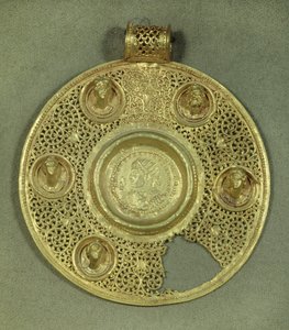 Goldenes rundes Medaillon: Solidus von Konstantin I. dem Großen (270-337 n. Chr.), geprägt in Sirmium im Jahr 321 n. Chr., in einem Opus interrasile Rahmen, verziert mit 5 Reliefbüsten. 4. Jahrhundert n. Chr. Paris, Musée du Louvre von Byzantine