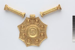 Achteckiger Anhänger und zwei Abstandshalter in Form korinthischer Säulen, 324-326 (Gold)