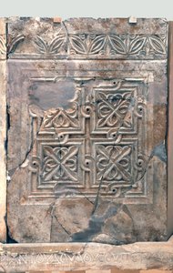 Ambo aus der byzantinischen Kirche des Heiligen Theodoros, Beit Sila, Jerusalem, 6. Jahrhundert n. Chr. (bituminöser Stein)