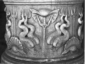 Sockel eines Weihwasserbeckens, mit Delfinen geschnitzt, Basilika San Marco