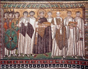 Kaiser Justinian I und sein Gefolge von Beamten, Wachen und Klerikern, um 547 n. Chr. (Mosaik)