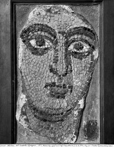Gesicht einer Dame aus der Kirche St-Ambrosius (Mosaik) von Byzantine School