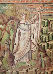 Moses auf dem Berg Sinai, Figur über der Lünette, die die Gastfreundschaft Abrahams und das Opfer Isaaks darstellt, 6. Jahrhundert (Mosaik) (Detail) von Byzantine School