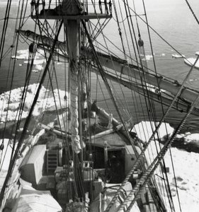 Schoner Stella Polare trifft auf erstes Eis von J.B. and Brown J. Rowbotham