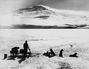 Südpol-Expedition von Robert Falcon Scott (1868-1912), Forscher vor dem Erebus-Vulkan auf der Ross-Insel, 15. Januar