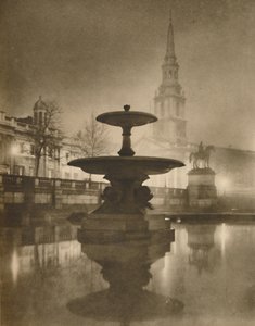 Nachtregen hat die Gehwege in einen Spiegel der Reflexionen verwandelt, ca. 1935 von Calkin