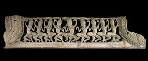 Künste der Khmer (Ferner Osten). Unteres Giebelfeld: neun tanzende Apsaras. Flachrelief in Gres, spätes 12. - frühes 13. Jahrhundert. Bayon-Stil. aus Kambodscha, Bayon-Tempel. Paris, Musée Guimet - Musée national des Arts Asiatiques. von Cambodian