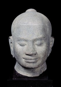 Kopf von König Jayavarman VII (1181-1218) Bayon-Stil, aus Preah Khan, 12.-13. Jahrhundert (Sandstein)