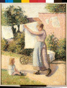 Frau beim Wäscheaufhängen