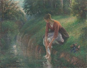 Frau, die ihre Füße in einem Bach badet von Camille Pissarro