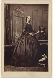 Unbekannte Frau mit Buch, stehend von Camille Silvy
