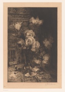 Vase mit Rosen auf dem Tisch