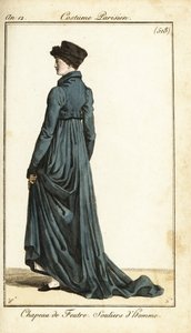 Frau mit Filzhut, langem Reitmantel, Herrenschuhen, Paris