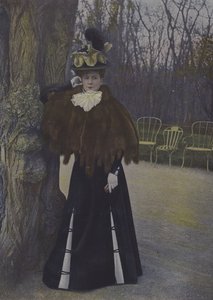 Frau in einem Pariser Park (Farbfoto) von Carle de Mazibourg