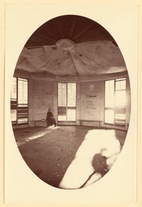 Innenraum des Pavillons, gebaut auf einem Baumstumpf, Mammoth Tree Grove, Calaveras Co., Kalifornien
