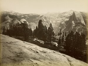 [Die Kuppeln, vom Sentinel Dome, Yosemite] von Carleton Watkins