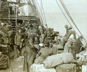 Russische Pilger nach Jerusalem an Bord eines Schiffes im Hafen von Beirut von Carlton Harlow Graves
