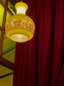 Komposition - Lampe und Vorhänge