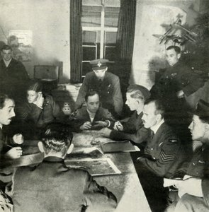 Verhör von Flugbesatzungen, W.A.A.F. hilft bei dieser Arbeit, ca. 1943 von Cecil Beaton