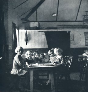 Unterricht für Londoner Kinder im Dorfgemeinschaftshaus, 1941 von Cecil Beaton