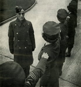 R.A.F. Sergeant drillt Luftwaffenfrauen