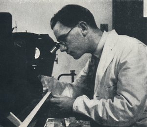 Forscher mit Mikroskop testet die Struktur einer Aluminiumlegierung, 1941