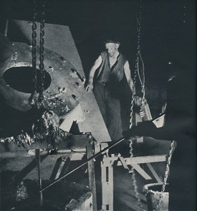 Arbeiter in einer Flugzeugfabrik bei der Vorbereitung einer Legierung, 1941