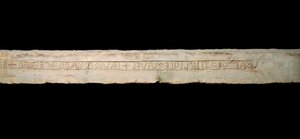 Keltische Kunst: „Huldigung an die Gottheiten“ Gravierte Inschrift im keltischen Alphabet (Ogham). Ende 6. Anfang 5. Jahrhundert v. Chr. von Celtic