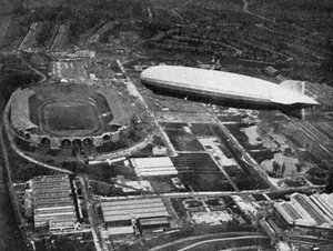 Deutsches Luftschiff Graf Zeppelin fliegt über Wembley während des FA Cup Finales, London, 1930