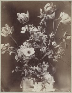 Blumenstudie in Vase mit Kinderfigur